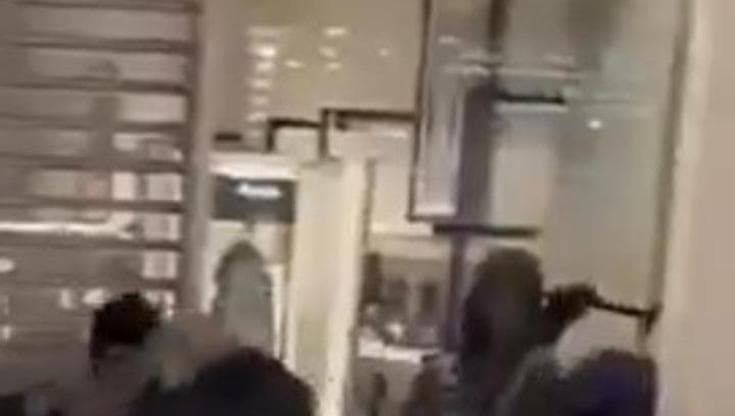 Pavia, assaltano gioielleria: i rapinatori prendono a martellate un poliziotto in borghese