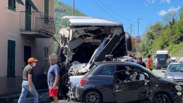 Scontro tra un'auto e due pullman: 18 feriti in Val Fontanabuona