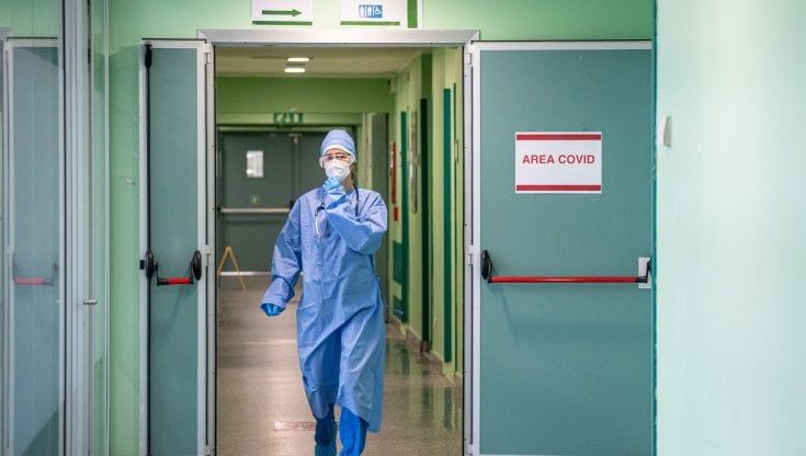 Camaiore, infermiera "minaccia" in un post i pazienti no vax: "Sai bucare la solita vena facendo finta di non prenderla?"