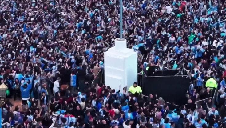 L'Argentina vola in finale: i festeggiamenti a Buenos Aires dopo la vittoria contro l'Inghilterra