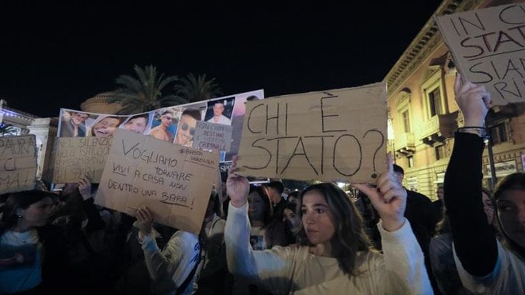 Sfilano in corteo le madri di Palermo: “Basta violenza, dove sono le istituzioni?”