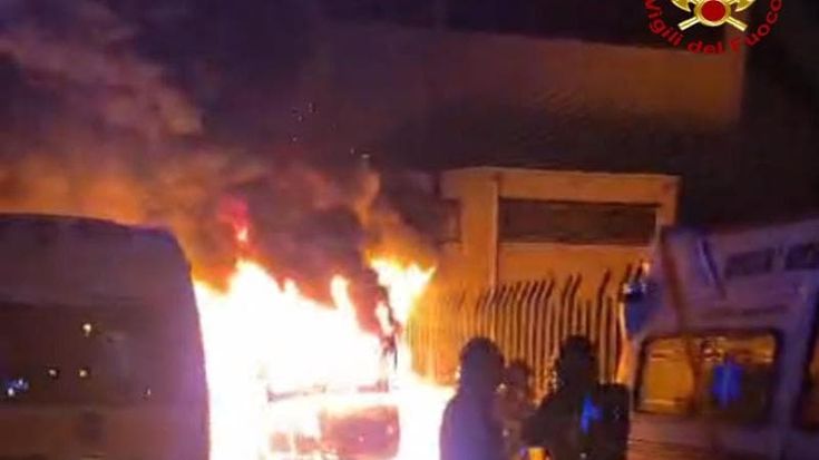 Bari, incendio lambisce nella notte la chiesa di San Gabriele: al San Paolo distrutte 3 ambulanze