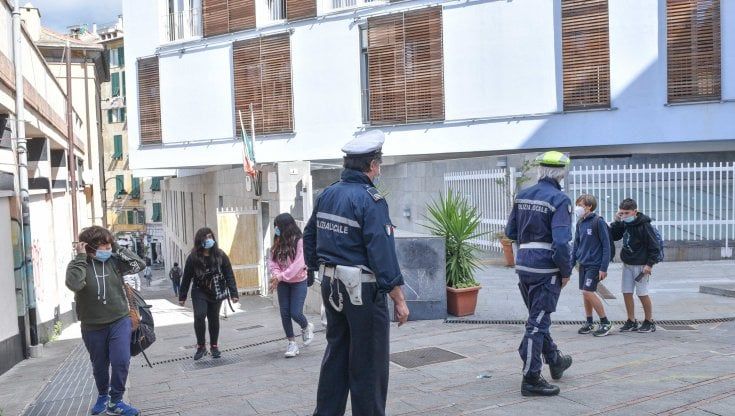 Ragazzini senza mascherina, multa ai genitori