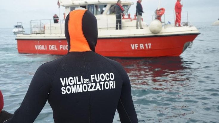 Recuperato il cadavere di un uomo nel mare di Santa Maria al Bagno: mistero su cause e identità