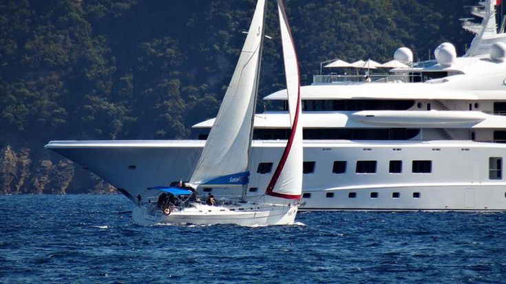 Lussi e comfort, nel Golfo spunta il maxi yacht “Quantum Blue”