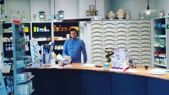 Amuchina gratis a tutto il paese: a Cannole (Salento) il farmacista fa installare i dispenser pubblici