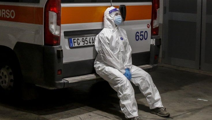 Bambina di 7 mesi cade dal letto dei genitori e muore: la tragedia nel Pavese