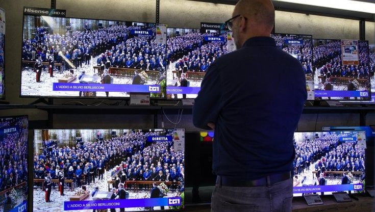 Funerali Berlusconi a reti unificate: tra Mediaset, Rai e Sky, oltre 20 canali trasmettono la diretta