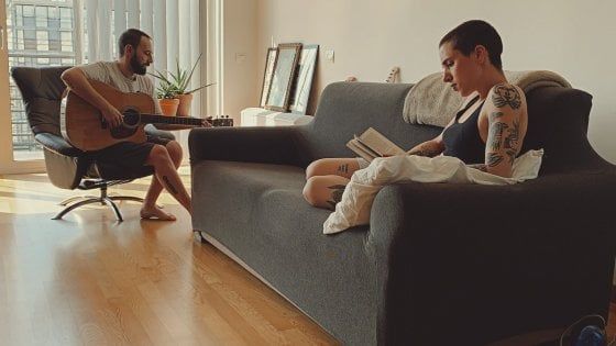 I giorni del coronavirus dei Coma_Cose: "Musica, Casa di Carta e zero stress di coppia" 