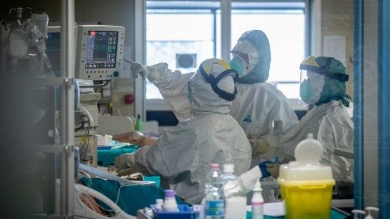 Il diario dei medici di Milano dalla trincea del virus, tra eroismi, pianti e denunce: "Abbandonati da chi doveva dirigerci"