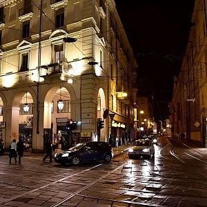 Centro chiuso, è caos: per smaltire il traffico il Comune riapre via Accademia Albertina 