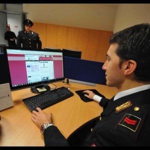 Piacenza, minaccia di sfregiarla e pubblica sue foto sui siti porno: arrestato stalker