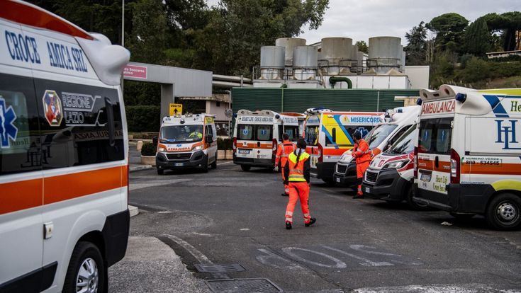 Assalto agli ospedali: “Pazienti parcheggiati otto ore in ambulanza”