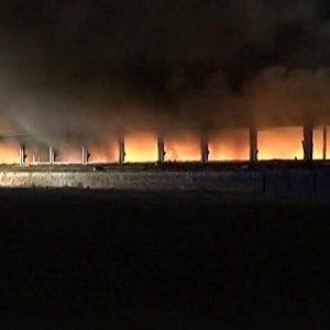 A fuoco un capannone nel Pavese: brucia plastica, allarme nube tossica. Cento evacuati