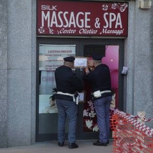 Milano, scopre che la compagna si prostituisce in un centro massaggi e scatta la denuncia