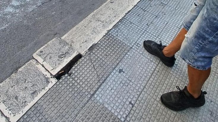 Bari, via Carulli nel degrado: residenti e commercianti la aggiustano da soli
