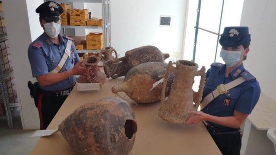 Anfore puniche usate come soprammobili, sequestro nel Palermitano