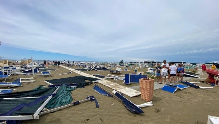  Dopo la distruzione da maltempo la Versilia prova a salvare la stagione con la solidarietà tra bagni