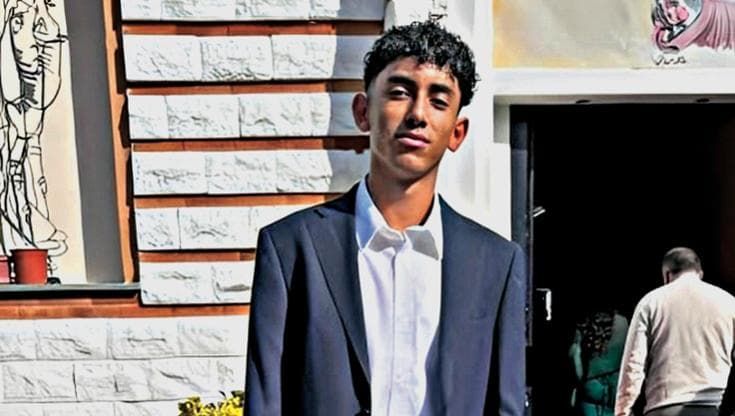 “Sognava di fare l’elettricista”: il dolore degli amici di Aba ucciso in classe a 18 anni