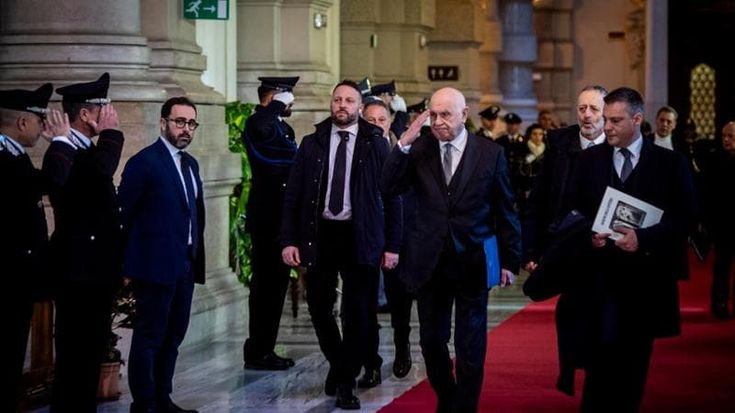 Coccarde tricolori e cartelli: è il giorno della protesta dei magistrati