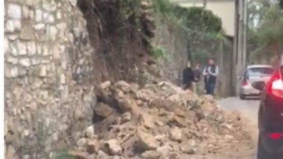 Firenze, cede un muro, chiusa via Benedetto Fortini