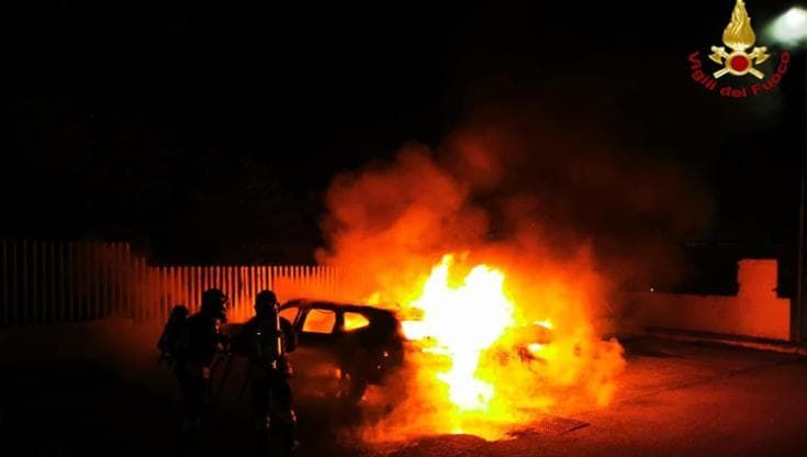 Tre veicoli a fuoco nella notte a Noicattaro: intervento di emergenza per l’auto gpl