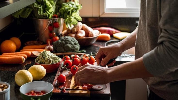 Consumi, le abitudini degli italiani in cucina: piatti semplici e pochi ingredienti selezionati
