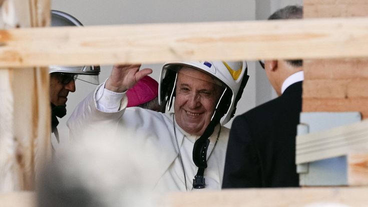 Il Papa col casco nella zona rossa: “Nessuno si dimentichi di voi”