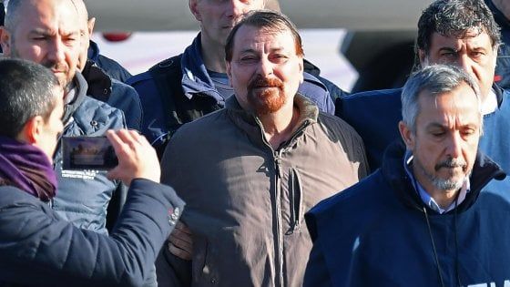 Battisti verrà trasferito in Calabria, respinta la richiesta del carcere meno duro