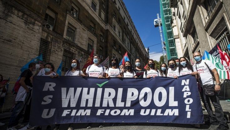 Whirlpool, licenziamenti sospesi fino al 15 ottobre