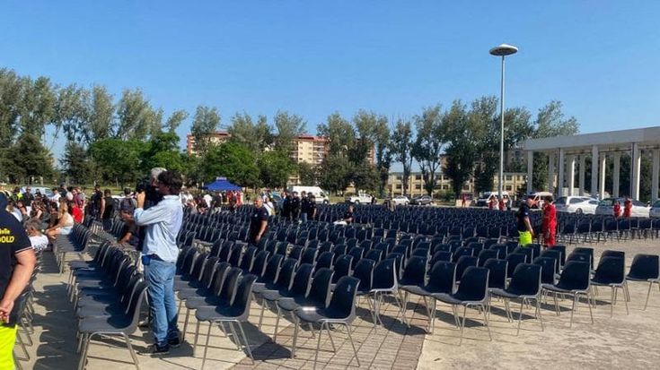 Scampia, i funerali delle vittime nella piazza semivuota: alla cerimonia i familiari e le autorità. L’arcivescovo: “Servono azioni concrete dalle istituzioni”