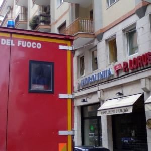 Bari, pacco bomba all'agenzia di viaggi: esplode tra le mani del titolare 88enne 