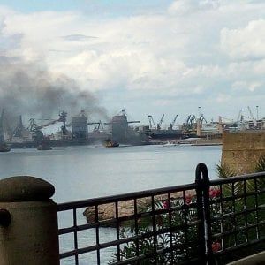 Taranto, esplosione su una nave cisterna nel porto: feriti lievemente due marinai