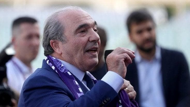 Il pasticcio del centenario della Fiorentina: no alla statua di Commisso ma via libera al pannello