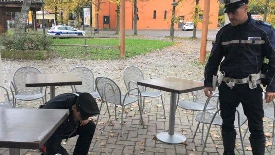 Bologna, spedizione punitiva a San Lazzaro: lo aggrediscono in casa con bastoni e coltelli