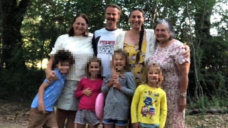 Un presidio a difesa della famiglia del bosco. “Non è giusto separare i genitori dai figli”