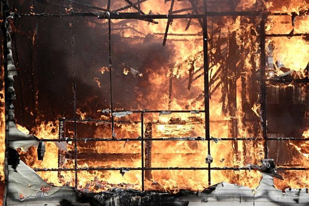 Via Idro, tensione allo sgombero: i rom incendiano auto e baracca