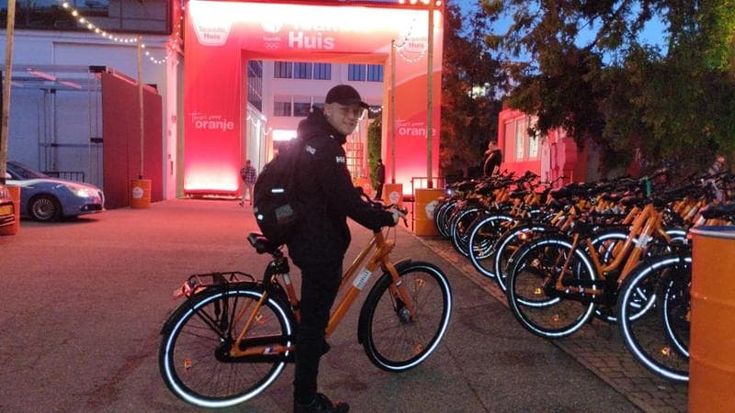 “Terribile girare in bici a Milano”: gli olimpionici olandesi bocciano le strade cittadine