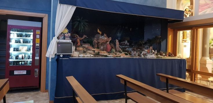Paga, prendi, prega: in una chiesa di Riccione un distributore automatico di santini