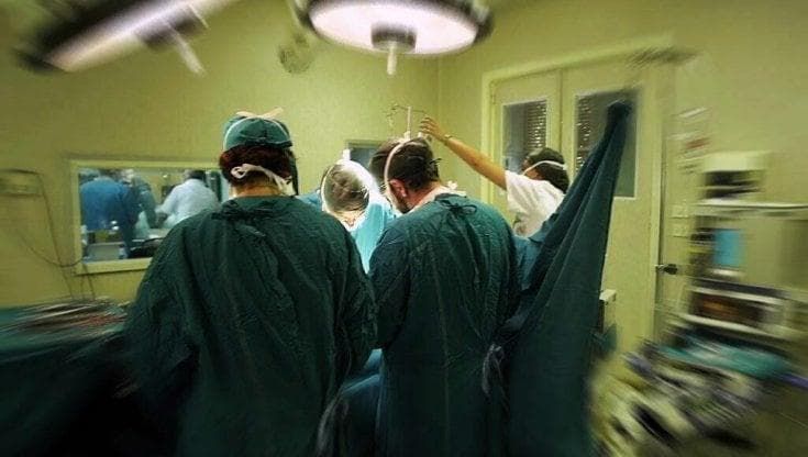 Lo chiamano per operarsi ma è appena morto di peritonite: era in lista d’attesa da mesi
