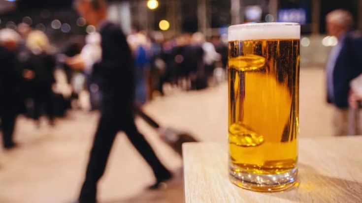 “Basta birre la mattina in aeroporto, troppi dirottamenti”: il capo di Ryanair spiazza gli inglesi