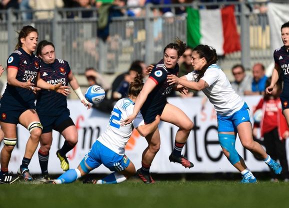 Rugby, alle azzurre non basta il Lanfranchi gremito: vince la Francia