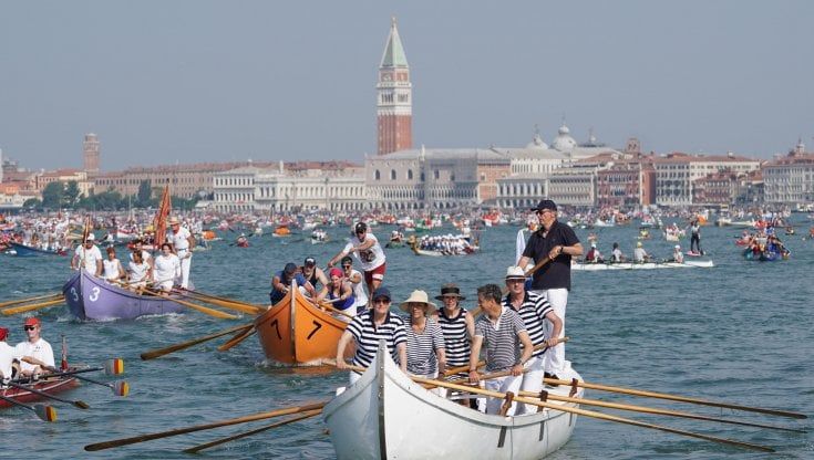 Venezia, 7.000 rematori contro il moto ondoso in Laguna
