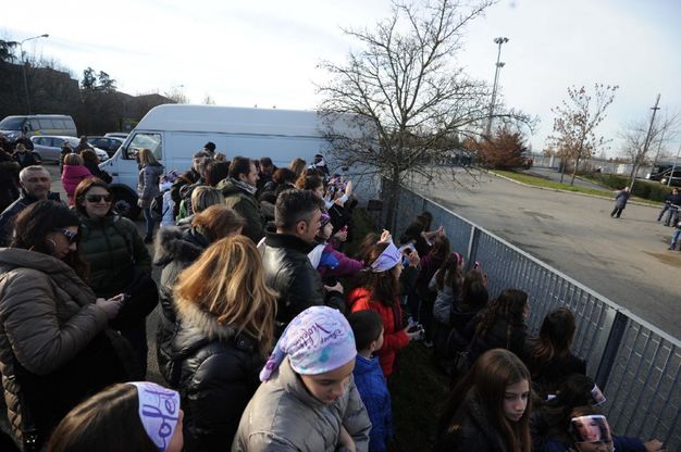 Violetta a Bologna, migliaia di baby fan<br />in fila per la star di Disney Channel