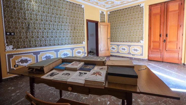 La biblioteca in pericolo cambia sede, trasferiti i 350 libri nella casa-museo Marsiano