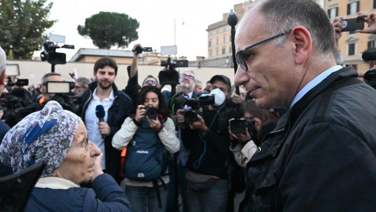 Letta e Calenda, staffetta al sit in pacifista. "Putin giù le mani dall'Ucraina"