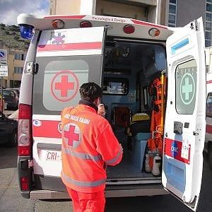 Scontro frontale tra due auto nel Pavese: un morto e quattro feriti