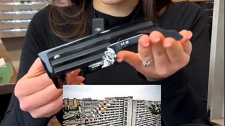 “Occhiali criminali made in Scampia”, il sindaco di Napoli diffida lo spot della ditta di Catania. Gli autori del progetto prendono le distanze e condannano il video: “Pubblicizzati in maniera fuorviante”