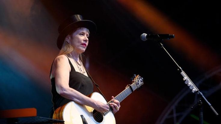 Suzanne Vega: “Facevo la receptionist, il successo mi ha travolta. Il jazz fa parte della mia vita”