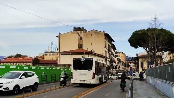 Treni, l’Italia divisa in due un giorno: cavalcavia da rifare. Passeggeri di Frecce e Italo sui bus